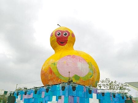 
暖男↑台北燈節周六晚間登場，主燈「福祿猴」目前正在花博公園展區趕工中。（張潼攝）
 