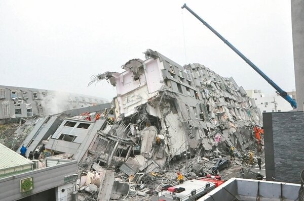 南台大震發生時，台南維冠大樓九棟建物應聲倒下，奪去一百一十四條寶貴人命。 圖／本報資料照片