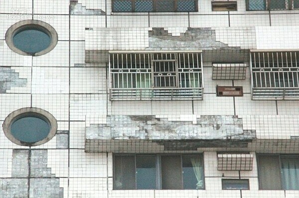 台中市潭子區的社區大樓外牆下起「磁磚雨」，附近民眾心驚膽跳。 記者陳秋雲／攝影
