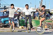 騎獨輪車　東港漁村全民運動