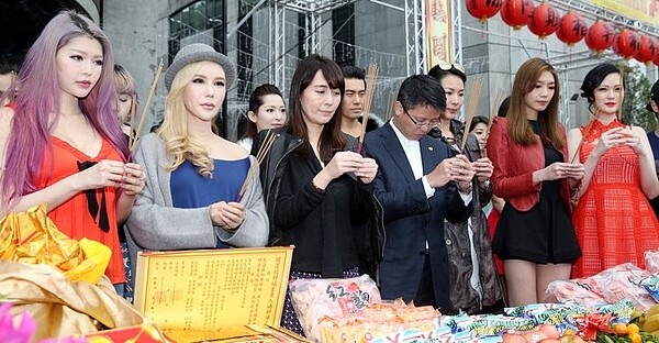 伊林娛樂15日舉行開工團拜儀式,董事長蔡紹中(中)及大中華區總經理陳婉若(前排左三)率領殷琦(左起)、利菁等旗下藝人捻香祭拜。記者侯永全/攝影