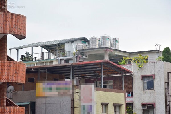 台灣許多舊公寓的住戶，會在自家頂樓私設水塔。(好房網News記者 陳韋帆／攝影)