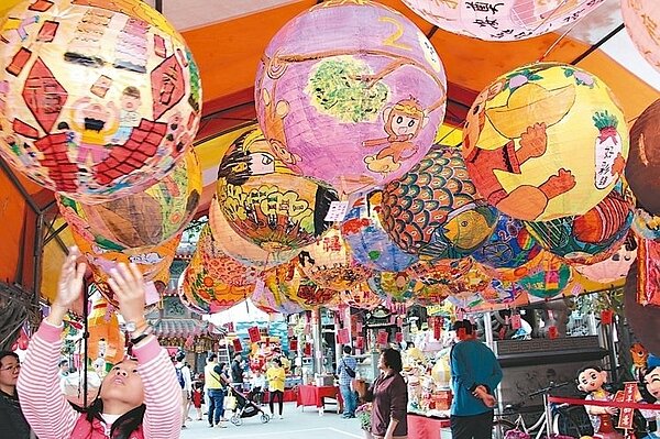 北斗鎮奠安宮花燈展將展出到元宵節。 記者林宛諭/攝影