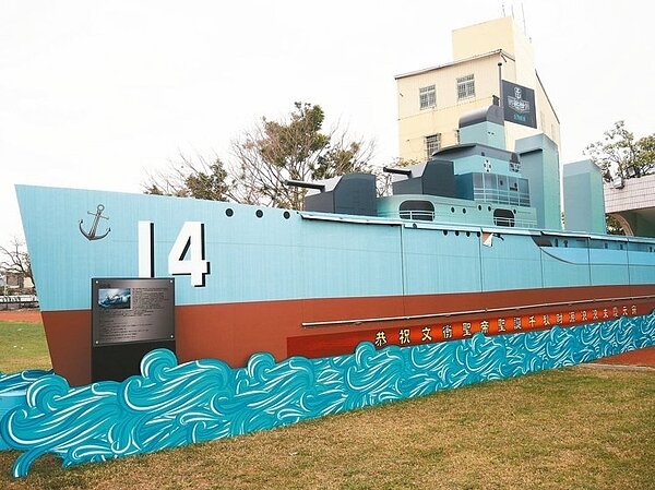 台南鹽水蜂炮主砲城之一的「洛陽艦」長51台尺,雄偉壯觀,目前矗立在鹽水國中操場。 記者吳政修/攝影