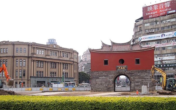 一張照片道盡三個時代的城市美學！有文史工作者在忠孝橋引道被拆除後拍下北門和台北郵局、普通大樓的合照，意外呈現分別代表三個時代的建築物。（翻攝自楊燁臉書）