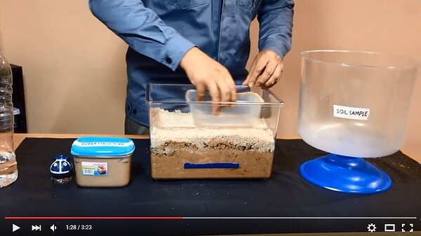 土壤會將地下水完全吸收，爾後再蓋上一層較厚重的土壤作為地表。（翻攝自Youtube）