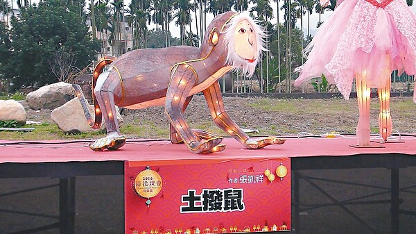 土撥鼠花燈位在南投燈會主燈旁的「燈藝小鎮區」,不少遊客衝著「土撥鼠」來燈會朝聖。 記者王慧瑛/攝影