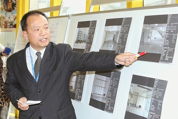 燦坤總經理張岳龍日前出面說明維冠大樓門市事宜,出示承租時1F及2F勘查的原始照片,陳列架擺設的平面設計圖以及合約有註明燦坤不能更改建築等證據。並表示燦坤也是受害者。 聯合報資料照片 記者陳立凱/攝影