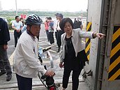 立委爭取開放光復水門　方便民眾外灘休閒運動