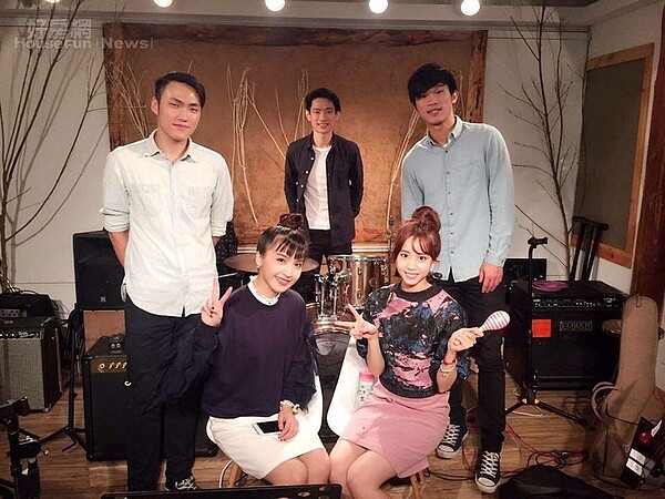 2. 菲奈(前排左)最近與知名演員何紫妍(前排右)組成樂團,去年辦了幾場音樂會受到好評。