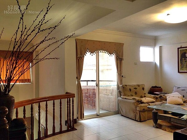 4. 每層樓都有不同的使用功能,這一層為舒適的客廳。