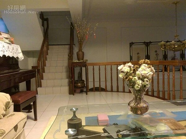 5. 小閣樓擺著鋼琴,菲奈在家只要有空就會在這練彈。