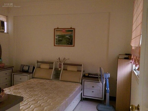 7. 菲奈臥房佈置以淡粉色系為主。