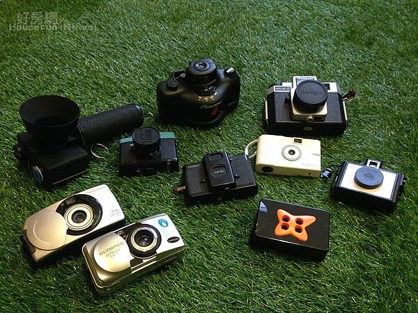 3.	Windy的相機收藏，最上方中間是Horizon，右上是HOLGA，下方則是「白帥帥」，當初入手時價值600台幣，一度漲到4000元。
