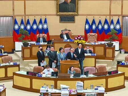 新北市議會民進黨團25日市政總質詢,呼籲市府檢討放寬老宅電梯申請條件,市長侯友宜(二排右二)允諾1個月內提出報告。(柯毓庭攝)