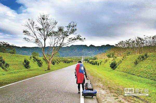 林承翰邊走邊空拍,要讓大家看見不一樣的台灣之美。(翻攝自林承翰臉書)