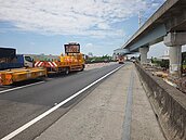 穿越國道一號「開洞」釀路面下陷　台中市政路延伸工程緊急搶修