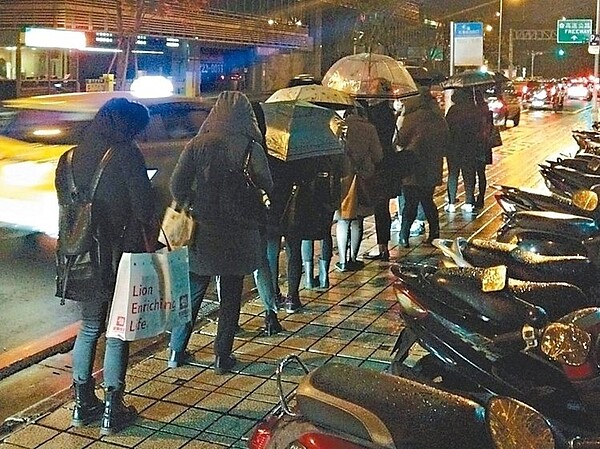 行經內湖石潭路的公車「藍50」,平均30分鐘一班車,上班族有時錯過一班車,得苦等上2、30分鐘。 記者邱瓊玉/攝影