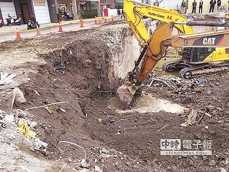 
維冠大樓最後一位罹難者林函霏，昨天傍晚在原騎樓位置地底下2.6米處被挖出。（曹婷婷攝）
 