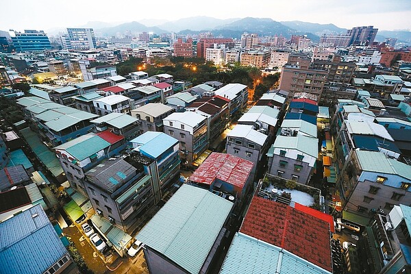 三月起,八十六年五月一日前的老屋可向地方政府申請全額補助健檢,每件補助八千元,優先受理南部民眾申請。 記者王騰毅/攝影