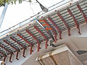 台中捷運綠線工地　鋼筋飛彈砸車燈