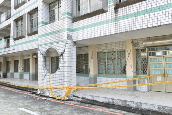 2018年恐將是全球「地震年」。圖為台南206大地震毀損建築（翻攝自賴清德臉書）