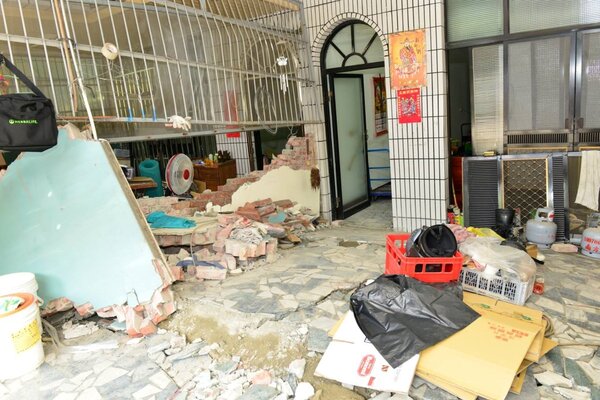 206地震，台南民宅牆壁因土壤液化而傾倒。(賴清德臉書)