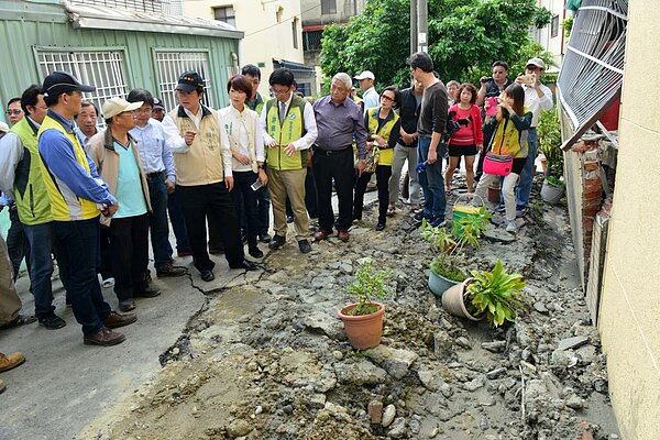 206地震,因土壤液化而導致的變形馬路。(賴清德臉書)