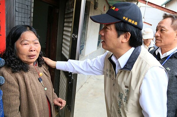 賴清德災區勘災,安慰災民。(賴清德臉書)