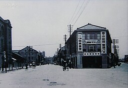 博愛路與延平南路交會口一帶，在日據時期為京町四丁目。隨著相機與攝影相關產業越來越蓬勃發展，價位也十分親民，這邊逐漸形成為攝影愛好者口中的「相機街」。
