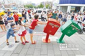 歪腰作文2240人抱蛋　10年新高