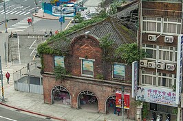 三井物產舊倉庫興建時間現已經難以考究，初估已經破百年歷史。該倉庫為三崁式兩樓磚木混合見造的房屋。在二戰後產權交由台灣省政府管理，並於2002年移交給台鐵局，2011年則成為市府指定歷史建築。
但日前台北市府拆除北門高架道時，為了交通線型順暢，有意拆除並移至三井物產舊倉庫，再度引發關注。反對拆除的專家學者認為，有以往中山橋宣稱拆除移至後會擇地重建的過往黃牛記錄，對於北市府現在的說法不置可否。