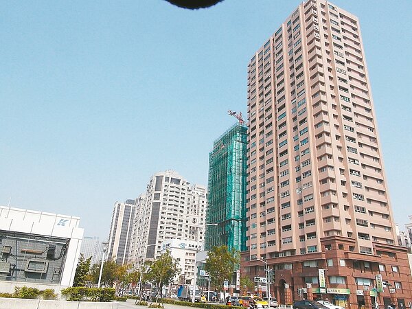 南台大地震，不少民眾擔心住家是否能耐震？皇苑建設董事長郭敏能提醒，如屋梁中間有裂縫，而且裂成一個圈圈，如超過零點三公分要小心。 記者謝梅芬／攝影