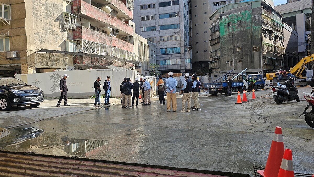 南京明華大廈接管工程涉及隔壁建案施工區域，統包商預計延至5月底進場。圖／台北市衛工處提供