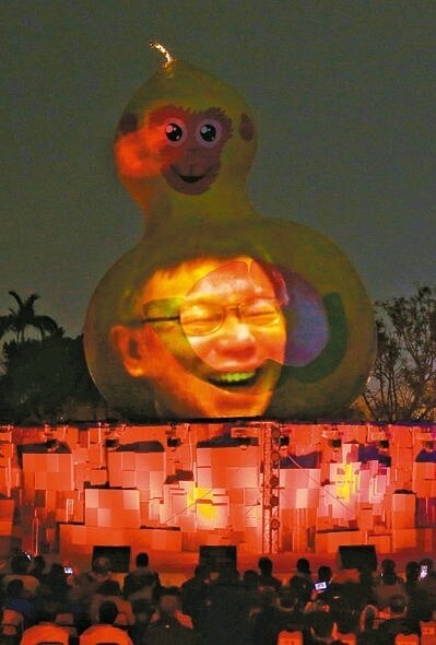 台北市長柯文哲的臉也投射在上面，現場笑聲不斷。 記者王騰毅／攝影