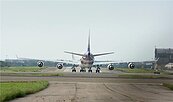 桃機跑道降雨裂開噴泥水　飛機引擎慘遭殃