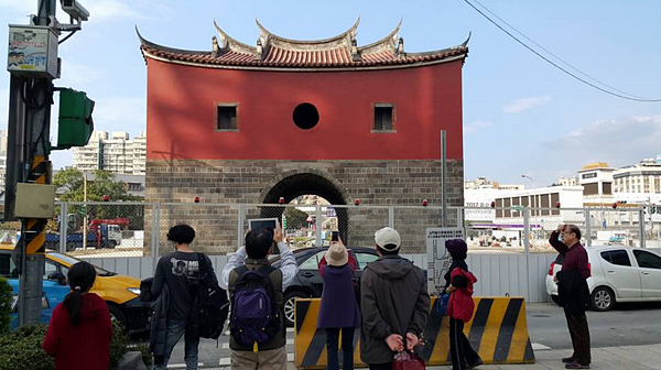 重見天日的北門吸引許多民眾駐足觀賞、拍照。(好房網News記者陳佑婷 攝影)