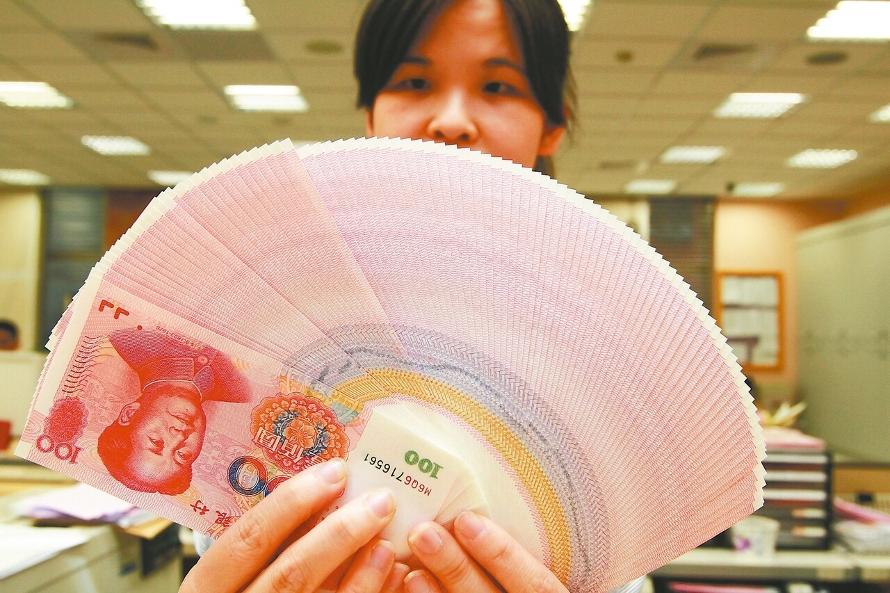 台灣全面開辦境內人民幣業務已逾三年,存款也早已衝破3000億元大關,但打造人民幣離岸中心腹背受敵,專家建議,應抓緊人民幣價值鏈的最高端,加強開發多元商品,並跨國合作。 本報資料照片