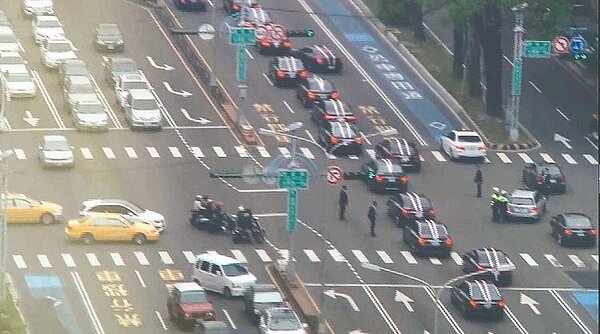 台中市台灣大道昨天出現50多輛百萬名車送行車隊。 圖／翻攝網路