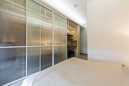 主臥室衣櫥佔了大片牆面，再多的衣服都可放的下。