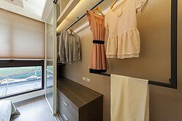 主臥室衣櫥除了掛架外，下方設計四組抽屜，無法掛起的衣服就用折疊的方式收納於此。