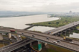 景上水建案位於洲子洋重畫區，面淡水河並緊鄰台64線高架道。五樓以上築戶可欣賞的景觀十分得不錯。