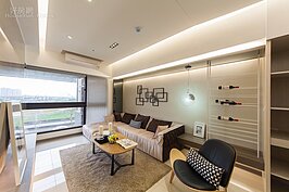 間接照明雖然可增加客廳的挑高以及營造出溫馨不刺眼的氛圍，但是要特別注意的則是更換燈管較以往吊燈式照明還要來的麻煩。且若非使用低耗能的LED燈管，而是採用一般傳統日光燈管，耗電量部分也必須要注意。 