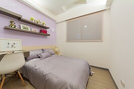 為了增加設計感，設計師於主臥的牆面上利用木條加裝了兩組擺放空間。床頭部分左邊有組邊桌，但是右邊卻因為空間的關係只能放下一組梳妝台。
若是把床頭轉向朝向窗戶並靠左邊紫色牆面的話，右邊牆面則可再增加一組收納衣櫃。