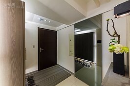 為了不讓訪客一眼可以看到所有生活全貌，因此在這個建案中特別多了一組玄關作為緩衝。由鏡面反射可以看到鞋櫃不小，可以收納不少雙鞋子。只可惜並未有換鞋座位的設計，在穿脫鞋子時總少了一點貼心感。