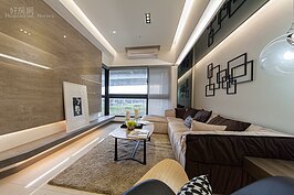 電視牆部分現在主流都採開放式設計，不再像以往必須左右製作置物櫃將電視包覆其中，好處是整體感覺更為簡潔，但是缺點如同照片中使用大片石材包覆的做法，讓空間感會略顯冷冽。