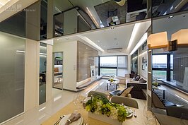 為了增加客廳的寬闊感，設計師採用了大片茶鏡作為反射用途，在增加空間感的同時，卻也要傷腦筋日後需長擦拭，以面因為髒污造成觀感不好。