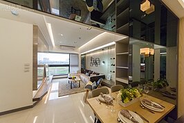 這次的示範實品屋採光十分好，建商將客廳臨外那面採上下兩大面落地窗設計，引入屋外自然光，只要不是陰沈沈的下雨天，客廳幾乎不用開燈。