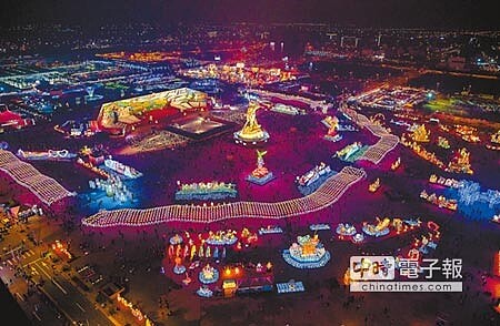 壯麗燈場↑創下10項第一的台灣燈會22日登場,鳥瞰壯觀會場璀璨耀眼。(方濬哲攝)