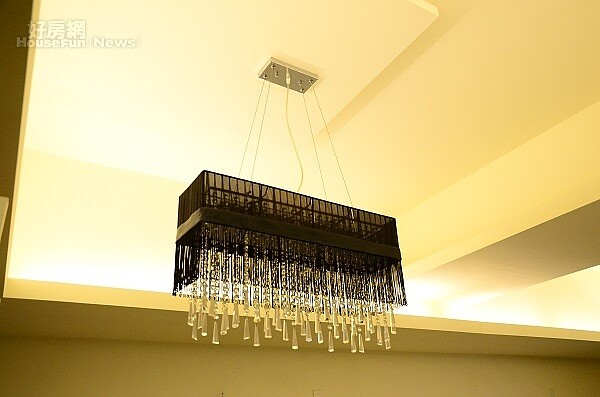 懸吊式的燈具有如一個重捶,會增加天花板的負擔,使用這類燈具更要做好天花板承重的工程。(好房網News記者鍾釗榛/攝)